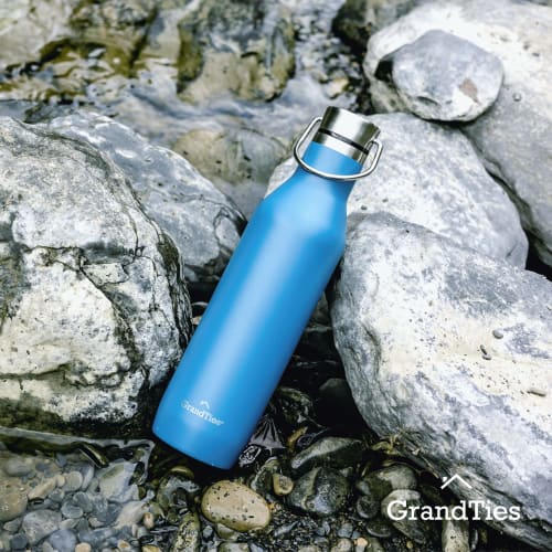 GRANDTIES Traveler Bottle, 620ml, available in six colors (Cobalt Blue), with two lids. This stainless steel bottle features a double-walled vacuum in