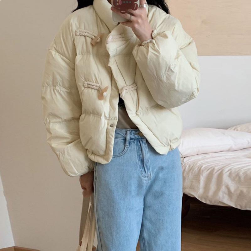Женская короткая куртка-пуховик с двумя роговыми пряжками, зимняя мода 2024 года, воротник-стойка, милая теплая куртка из белого утиного пуха, прилив