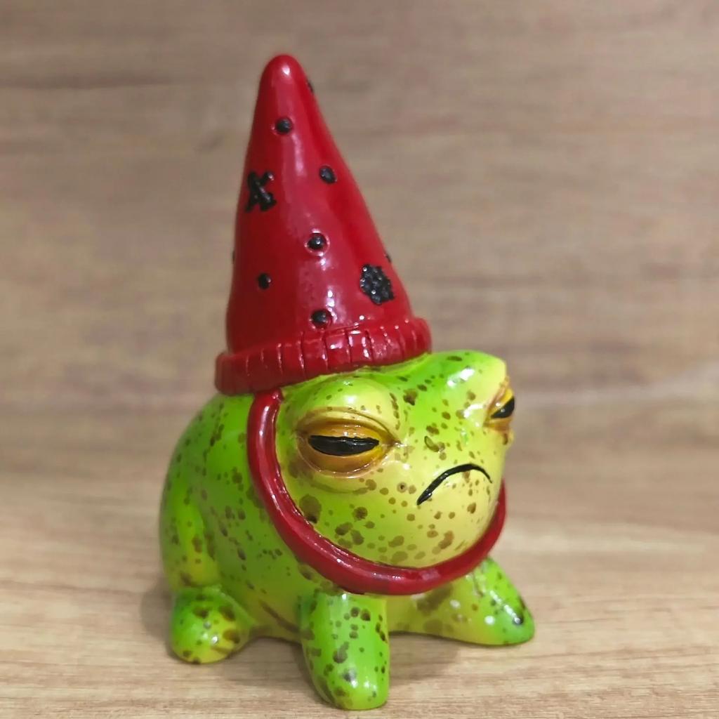 Resin frog ornament wearing a hat for Decorate Living Room Balcony or Perfect Yard and Holiday Supplies for Patio and Lawn Décor