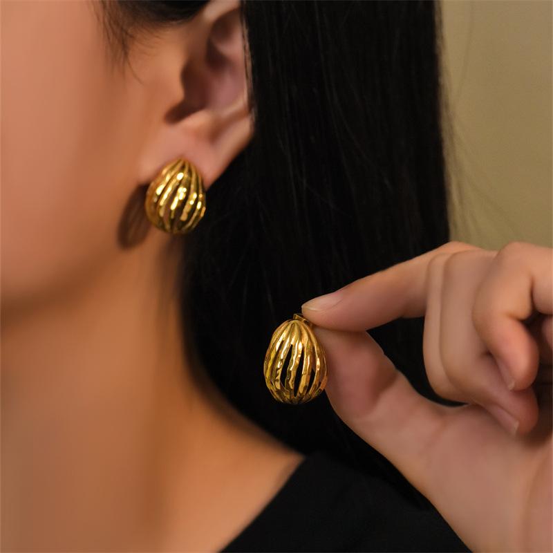 New Stainless Steel Gold Stud Earrings for Women's Retro Non-fading Hollow Semicircular Titanium Steel Texture Pleated Earrings