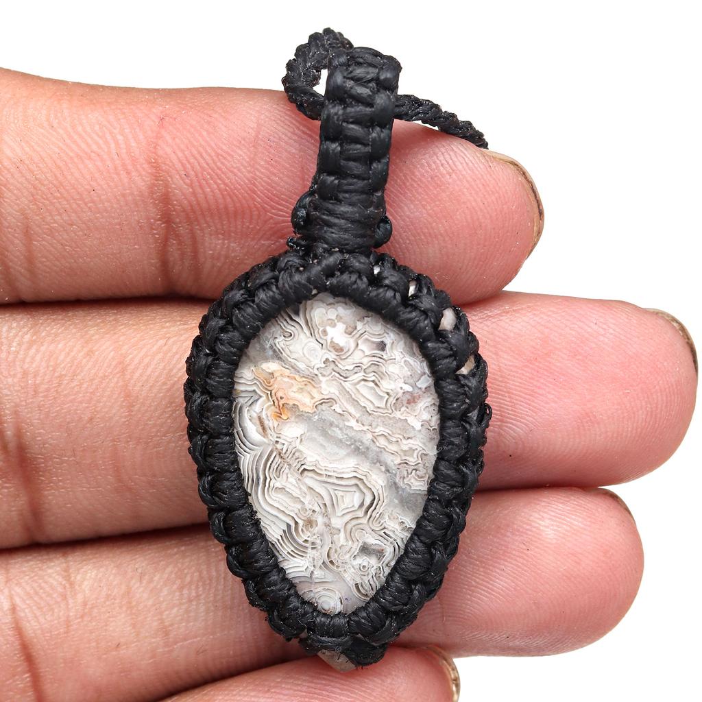 Подвеска-колье макраме ручной работы с натуральным камнем агатом «Сумасшедший кружевной»