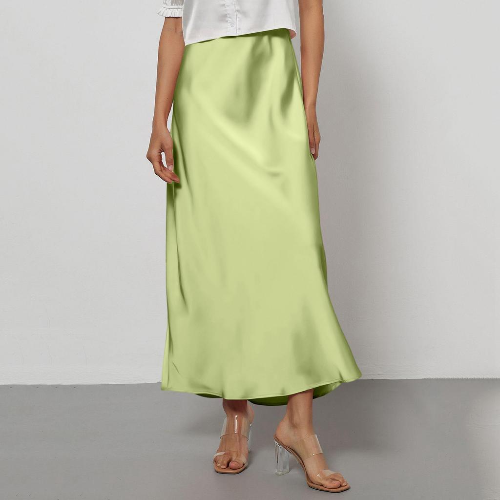 Элегантное женское атласное платье-миди с юбкой и драпировкой, облегающего силуэта.