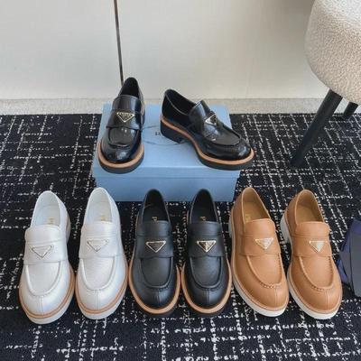 Кожаные мокасины Haute Couture с треугольным логотипом и узором «Личи» — универсальные, в британском стиле, с круглым носком, отделкой бисером по краю, толстая подошва.