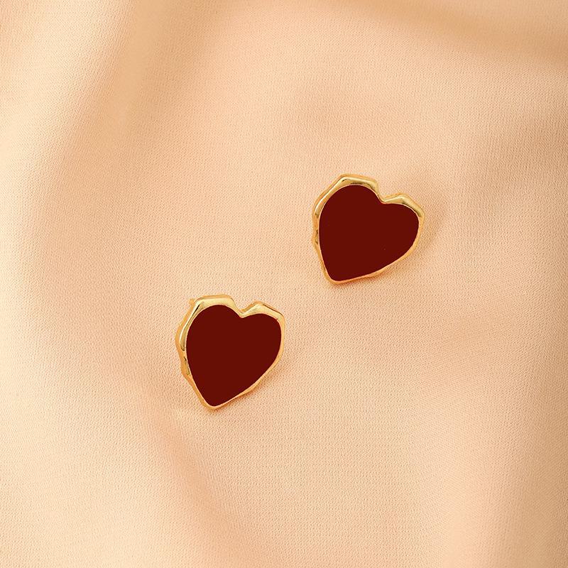 Retro Wine Red Heart Earrings: Elegant French Style with Silver Needle, Versatile and Fashionable for a Unique Hong Kong-inspired Look.