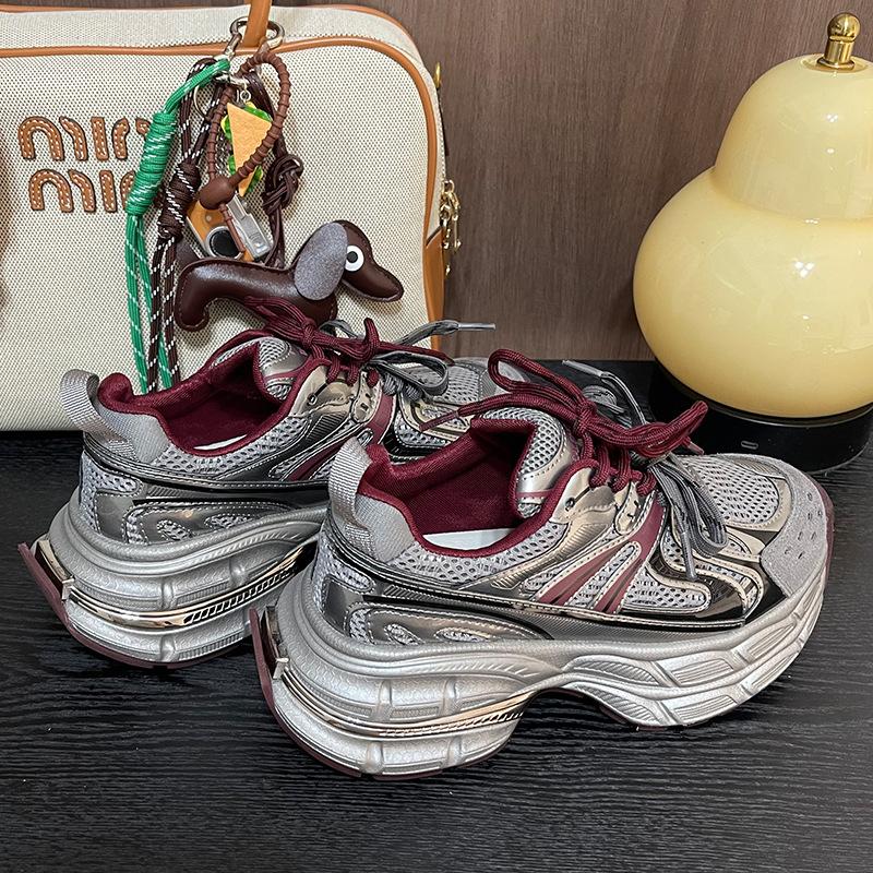 Серебристые кроссовки «папины» женские новые весенне-летние сетчатые легкие женские кроссовки супер огонь увеличивающие рост повседневные спортивные кроссовки