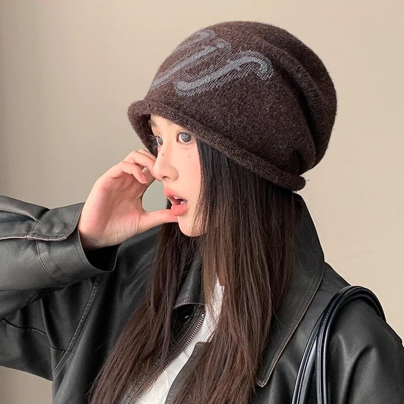 The spring and autumn are lazy and windy, with a big head and a big head, showing off the face, and the little cold hat girl