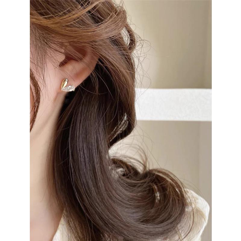 Sweet style love ear clips without ear piercings, simple and versatile zircon stud earrings, femininity, fashionable commuting, exquisite earrings