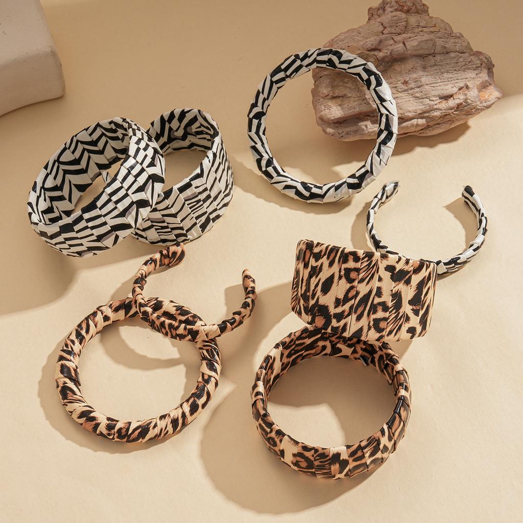 Sexy Leopard Print Cuff Bangles for Women 2025 Trendy Classic Leather Zebra Print Bracelet Wedding Pendant Jewelry Gift