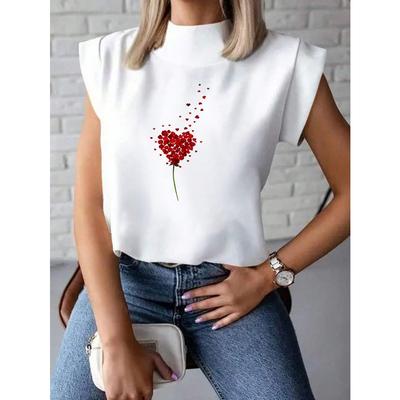 Футболка с воротничком-стойкой и узором в виде сердца