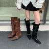Остроносые высокие трубы вокруг стопки ботинок, нишевый дизайн, ретро, западные ковбойские ботинки, кошка и чувство моды горячей девушки, ботинки