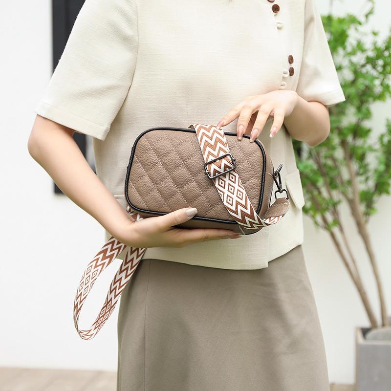 The first layer of cowhide messenger bag women's new versatile diamond wide shoulder strap small square bag trendy fashion leather messenger bag