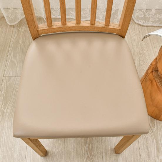 Чехол на стул из водонепроницаемой высокоэластичной искусственной кожи, противоскользящий, легко устанавливаемый, защищает сиденье от царапин и пятен, маслостойкий обеденный стул