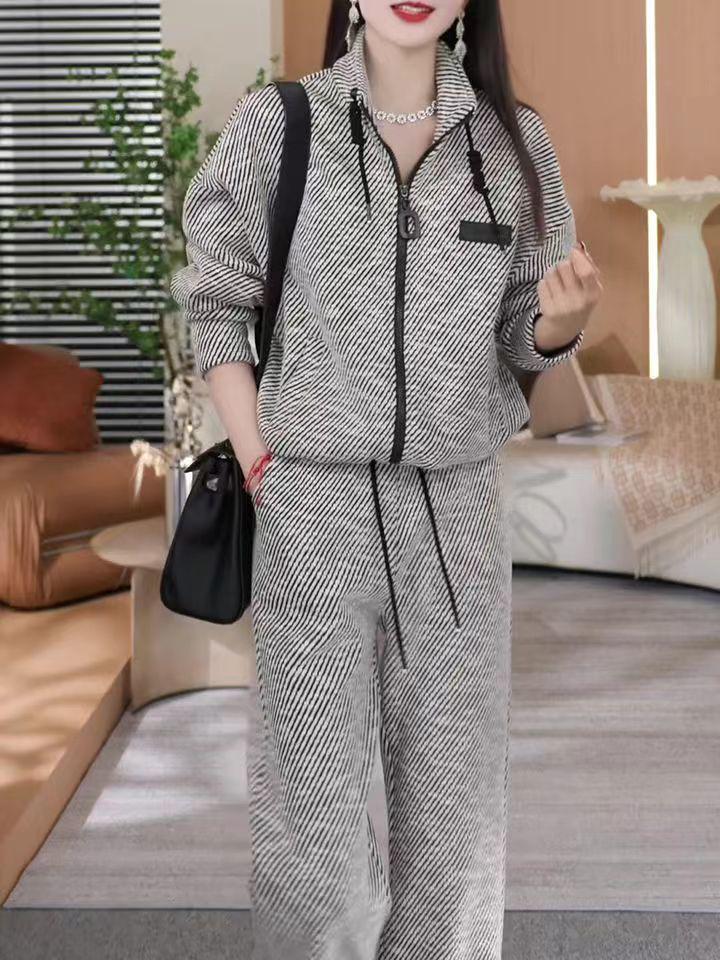 Женский повседневный комплект из полосатого кардигана и широких брюк - коллекция весна/осень 2024 г.
