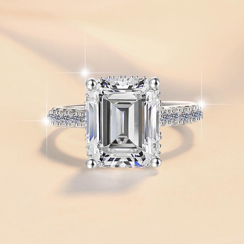 European-American 5ct Emerald Cut 10ct Moissanite GRA Ring in S925 Sterling Silver