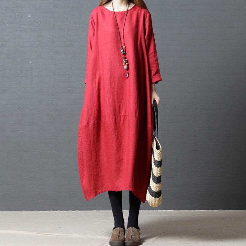 Свободное утягивающее платье средней длины с длинными рукавами и круглым вырезом