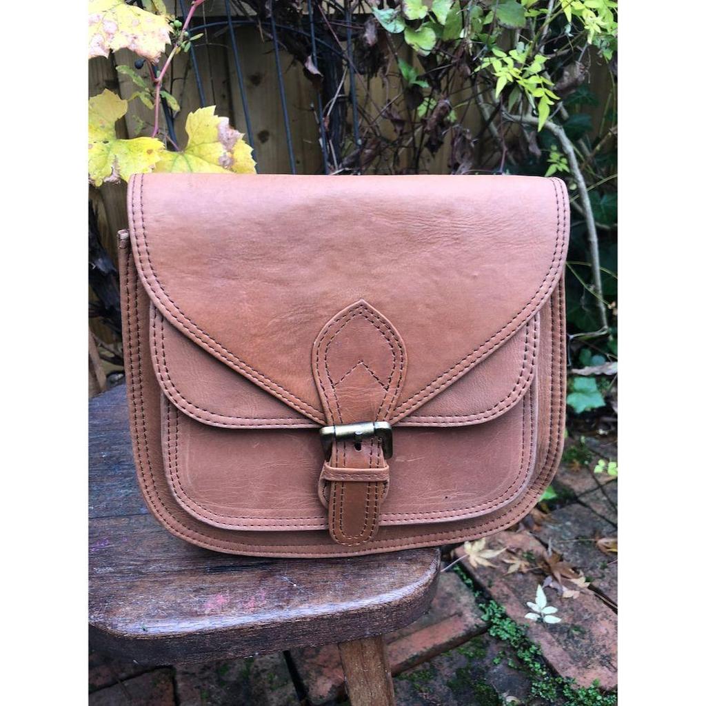 Маленькая седельная сумка, сумка через плечо из кожи буйвола, седельная сумка в стиле ретро, сумочка через плечо, изготовленная с соблюдением этических норм, традиционная коричневая кожаная сумка, отвечающая принципам справедливой торговли.