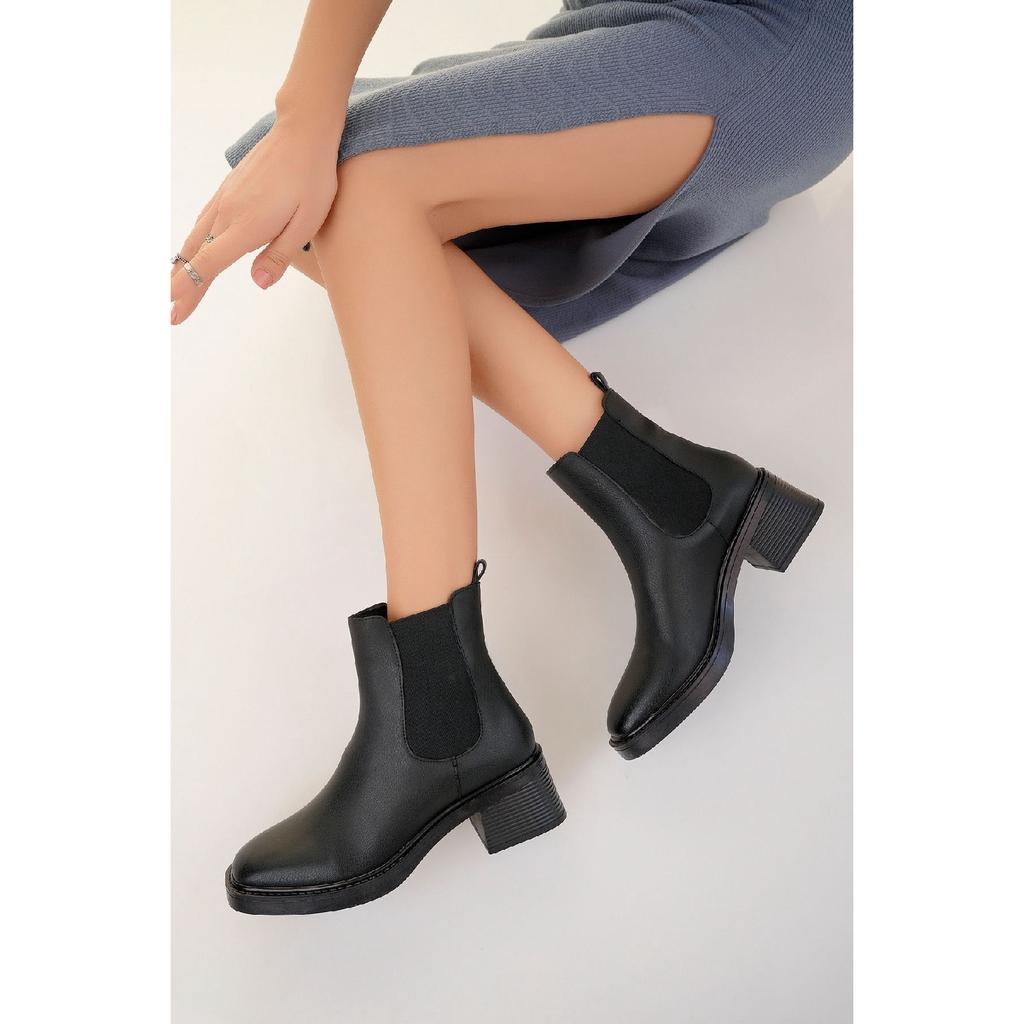 Женские кожаные ботинки с тупым носком