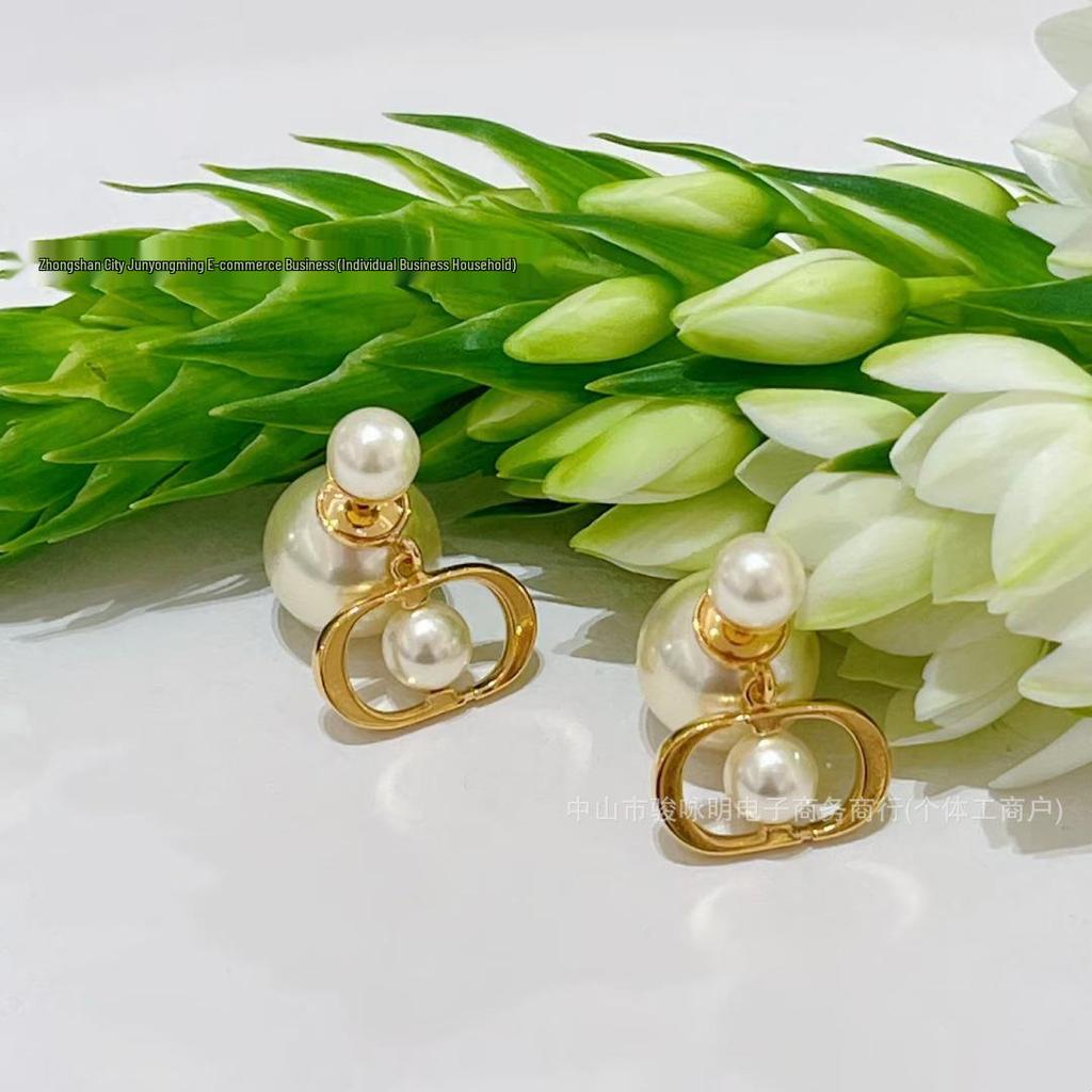 Элегантные минималистичные серьги-гвоздики из серебра 925 пробы с жемчугом и дизайном в виде буквы D