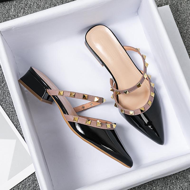 Модные женские тапочки Лето Новые уличные тапочки с заклепками Женские сандалии на среднем каблуке Женские тапочки Большой размер 41-43