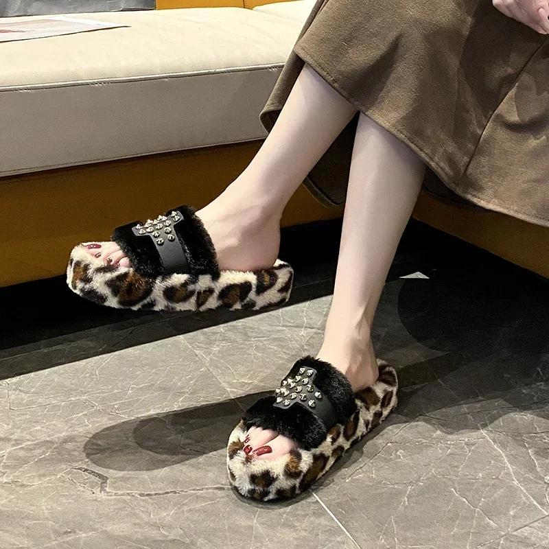 Модная женская обувь 2024 года, горячая распродажа, женские тапочки с открытым носком, модные, цветные, цветные, новые, заклепки, большие размеры, плоские тапочки