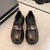 Лоферы на платформе женские весна новые универсальные ретро металлическая пряжка черные туфли из маленькой кожи ветрозащитные увеличивающие рост одинарные туфли