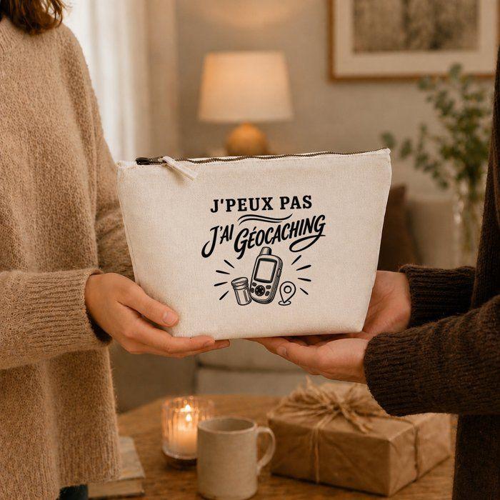 Trousse Beige J’peux pas j’ai Géocaching J'peux pas minimaliste | Trousse de Toilette en Coton 3 L avec Zip Métal et Fond Plat