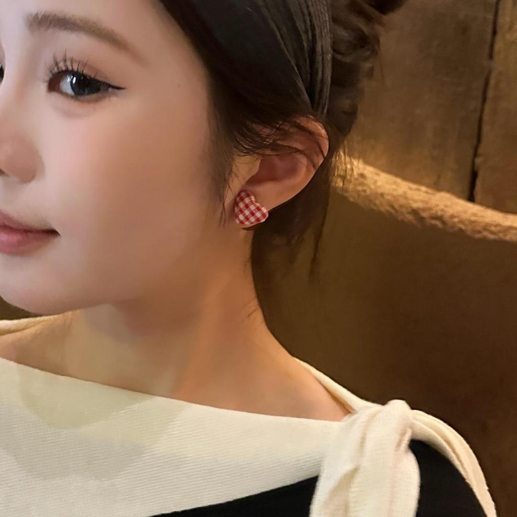 Серьги Ankola Red Plaid Heart с двумя ушками: Легкая роскошь для осени и зимы