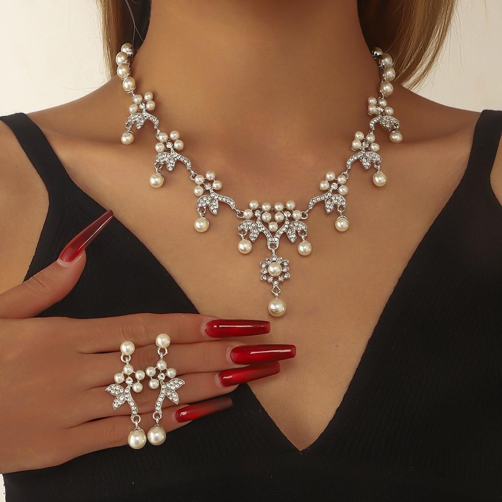 European and American Necklace Earrings Two-piece Set Flower Bride Retro High-end Design Sense