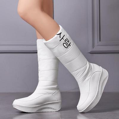 Зимние сапоги. Удобные зимние женские туфли без шнуровки на однотонном среднем каблуке и платформе с круглым носком. Женские ботинки до середины икры