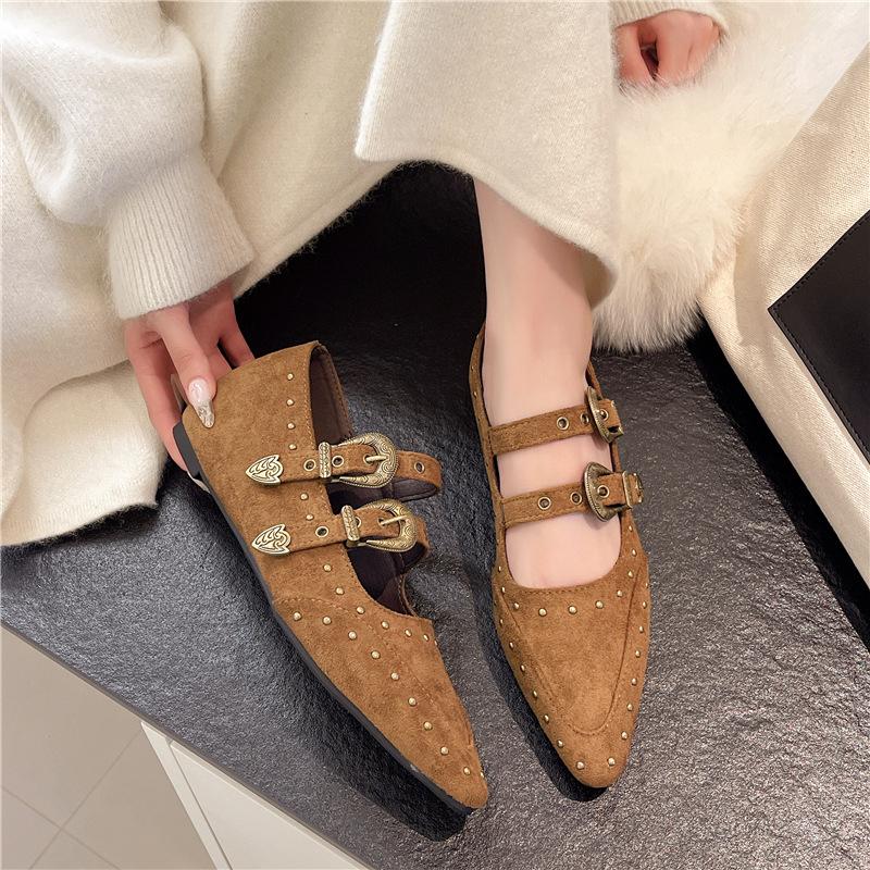 Европейские и американские ретро туфли Мэри Джейн из мягкой кожи с острым носком и плоской подошвой, увеличивающие внутреннюю высоту, женские, коричневые, с заклепками, с одним ремешком и мелким вырезом s