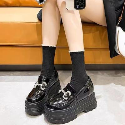 Британские мокасины женские 2025 осень и зима новые толстые подошвы увеличивают внутреннюю высоту маленькие кожаные туфли универсальные маленькие женские одинарные туфли