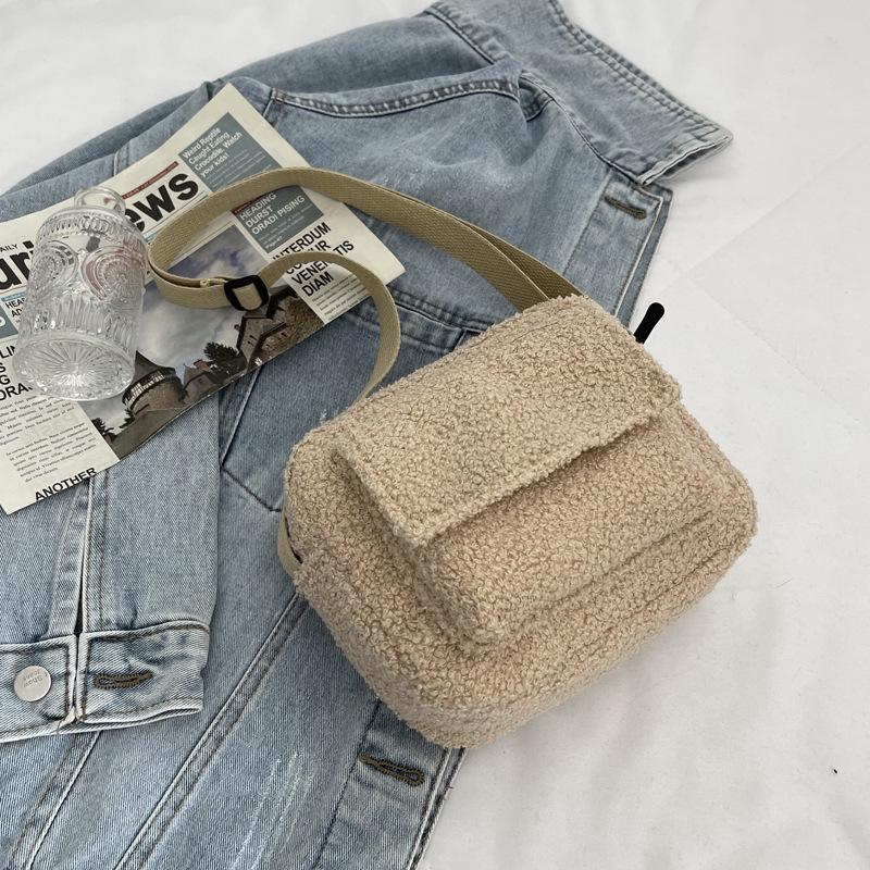 Сумка кроссбоди из овечьей шерсти в корейском стиле - Трендовая однотонная маленькая квадратная сумка на плечо Осень/Зима 2025