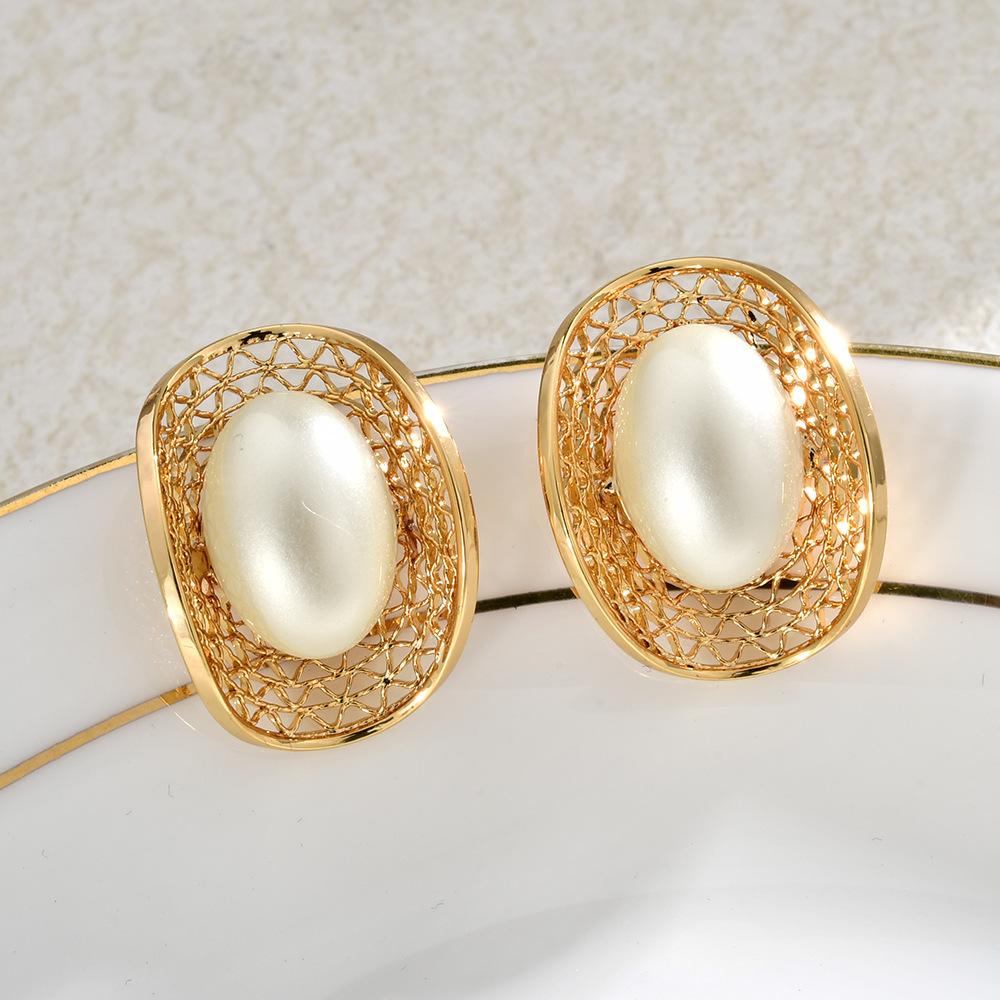Vintage Palace Style Oval Pearl Stud Earrings - Hollow-out Mesh Texture Red Pearl Dainty Earrings for Women Elegant Jewelry