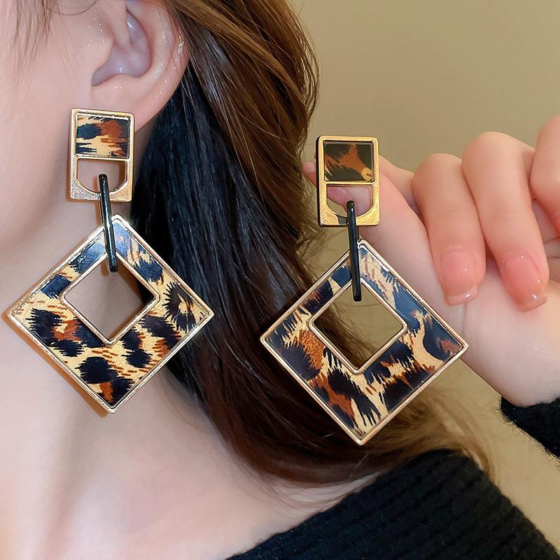 Серьги-гвоздики из серебряной иглы, из смолы и искусственной кожи с леопардовым принтом, геометрические, круглые, в виде цветка, осенне-зимние, нишевые, высокого класса, женские