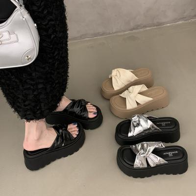 Маффины на толстой подошве крутые тапочки женские летние 2025 новые с юбкой высококлассные на высоком каблуке пляжные сандалии на одной перемычке