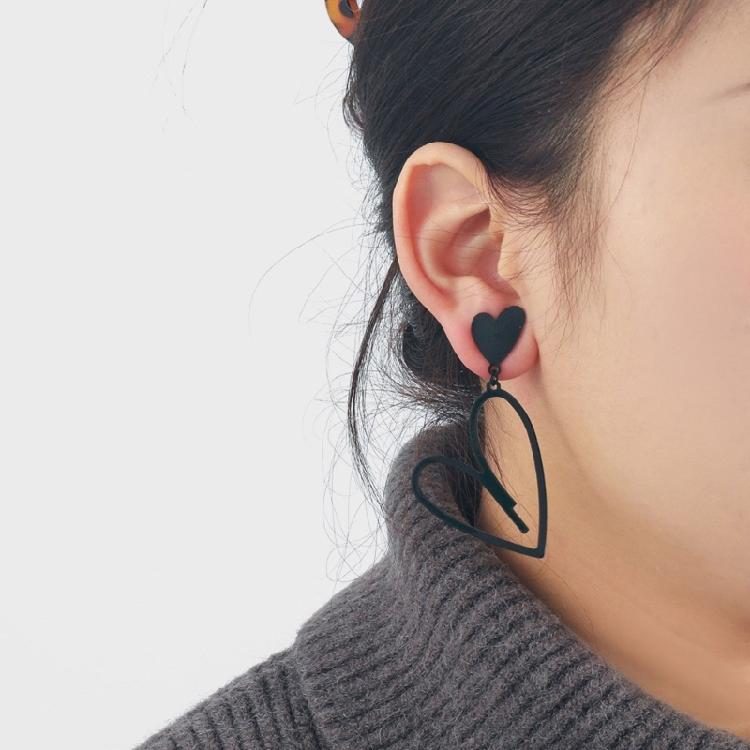 Modern Black Heart Pendant Earrings Vintage Modern Jewelry Lightweight Alloy Earwear Accessory for Fashion Enthusiasts