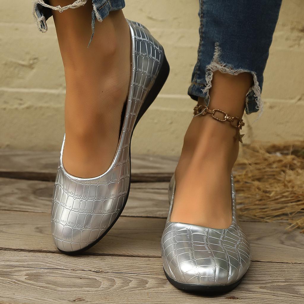 Fashion Large Size Casual Flat Bean Shoes 2025 New Round Toe Shoes for Women Soft Sole Outside To Wear Shallow Mouth Single Shoes Women