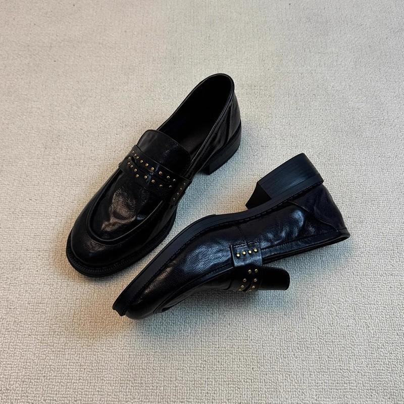 Версия из коровьей кожи~! Лоферы женские ретро британский стиль круглый носок заклепки плиссированные на одной педали толстый каблук черные маленькие кожаные туфли