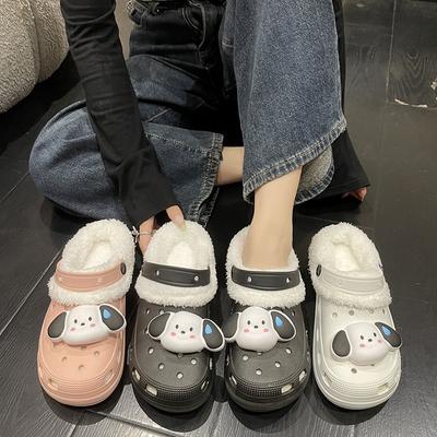 Милая и пушистая маленькая собачка с толстой попой, носит дома хлопковые тапочки и хлопковый чехол на пальцы ног