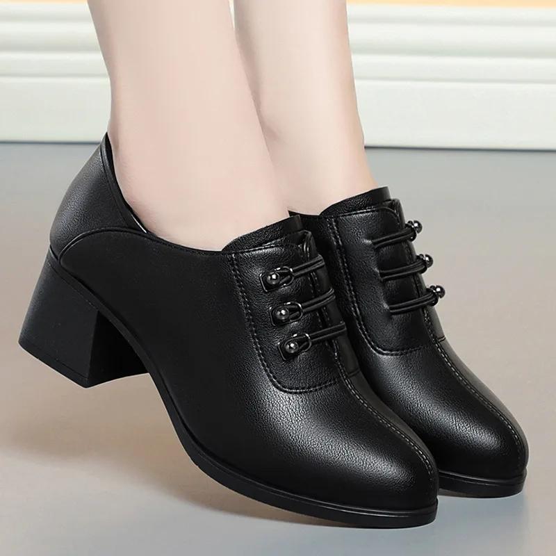 Мода 2025 Женские весенние кожаные туфли Однотонные с круглым носком на толстом каблуке Лоферы Женские модные офисные туфли на высоком каблуке Обувь для мамы