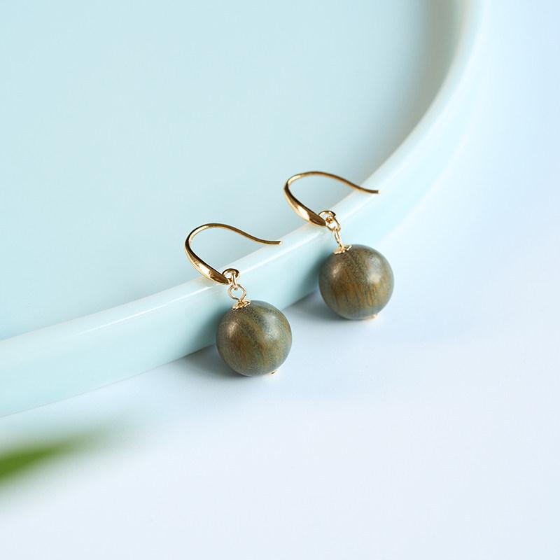 Wooden earrings made of green sandalwood, natural agarwood, and wood, with hook-shaped sandalwood pendants, in a new Chinese style