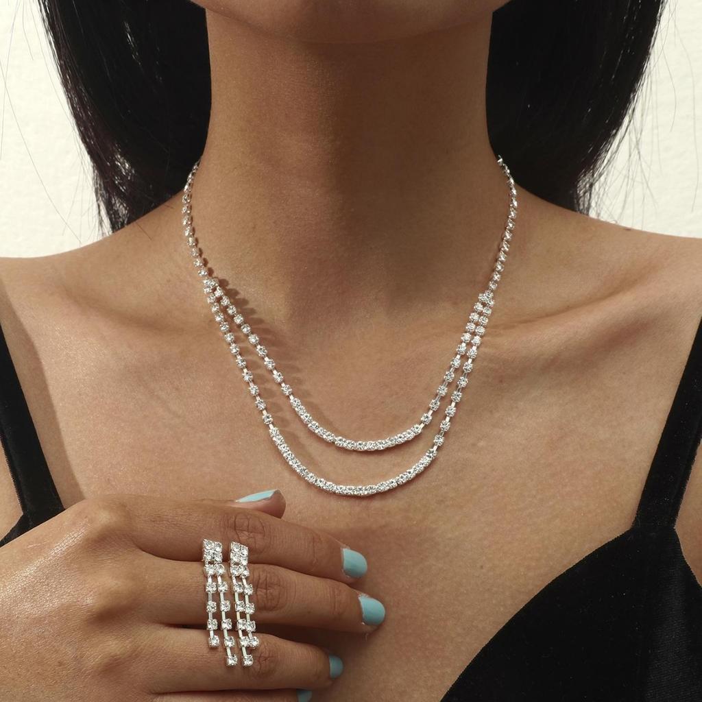 Стильный и простой набор из двух предметов: ожерелье со стразами и серьги-гвоздики.