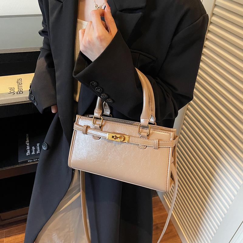 Новая ретро-сумка женская 2025 осень и зима модная сумка через плечо корейская версия трендовая сумка-мессенджер универсальная сумка подмышку