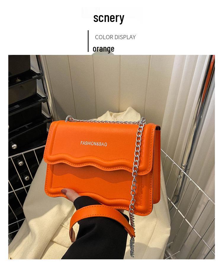 Маленькая квадратная женская сумка кроссбоди в корейском стиле - 2025 Однотонная, Волнистый узор, Плечевая цепочка, Простая мода.