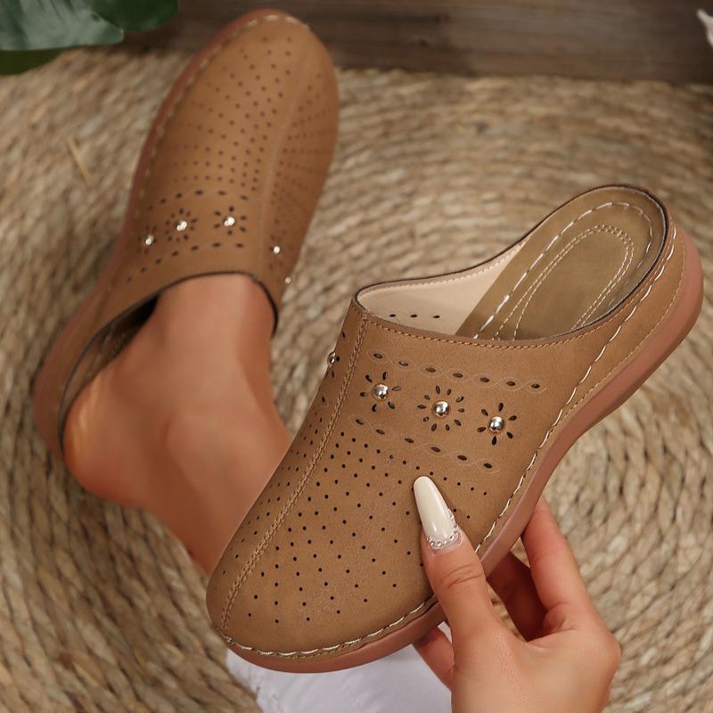 Женские сандалии-слайды на плоской танкетке с закрытым носком и шипами