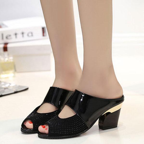 Тапочки на высоком каблуке. Женские летние тапочки на среднем каблуке с рыбьим ротом. Сандалии большого размера на толстом каблуке. Сандалии из лакированной кожи со стразами.