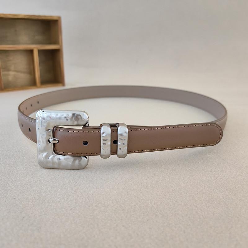 Женский дерма-пояс минималистичного стиля с металлической пряжкой-булавкой, формирующий талию для платья