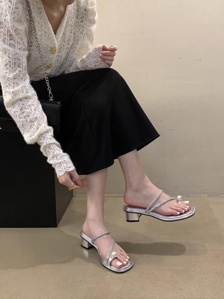 Французские жемчужные сандалии с закрытым носком, крутые тапочки, женская обувь, новинка лета 2025, сандалии на высоком каблуке со стразами серебристого цвета, как у интернет-знаменитостей