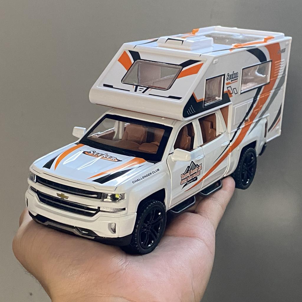 1/32 Chevrolet Blazer Chalet Кемпер RV Внедорожник Сплав Литье под давлением Модель Звук Свет Двери Открываются Игрушки Праздничные Подарки Для Друзей Дисплей
