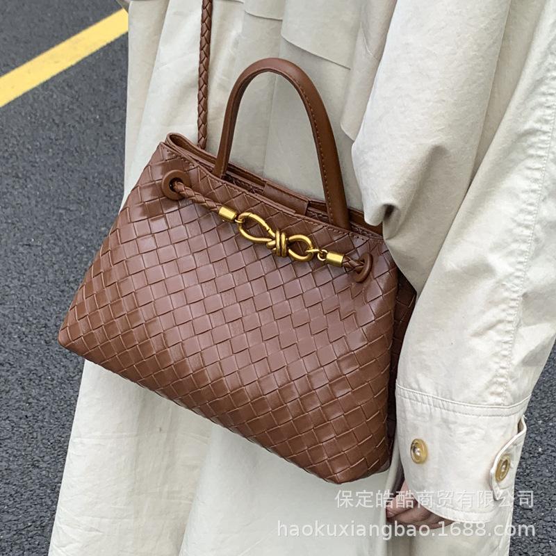 В этом году популярная супер-горячая маленькая сумка женская 2025 новая осенне-зимняя универсальная сумка-мессенджер портативная сумка-ведро для поездок на работу